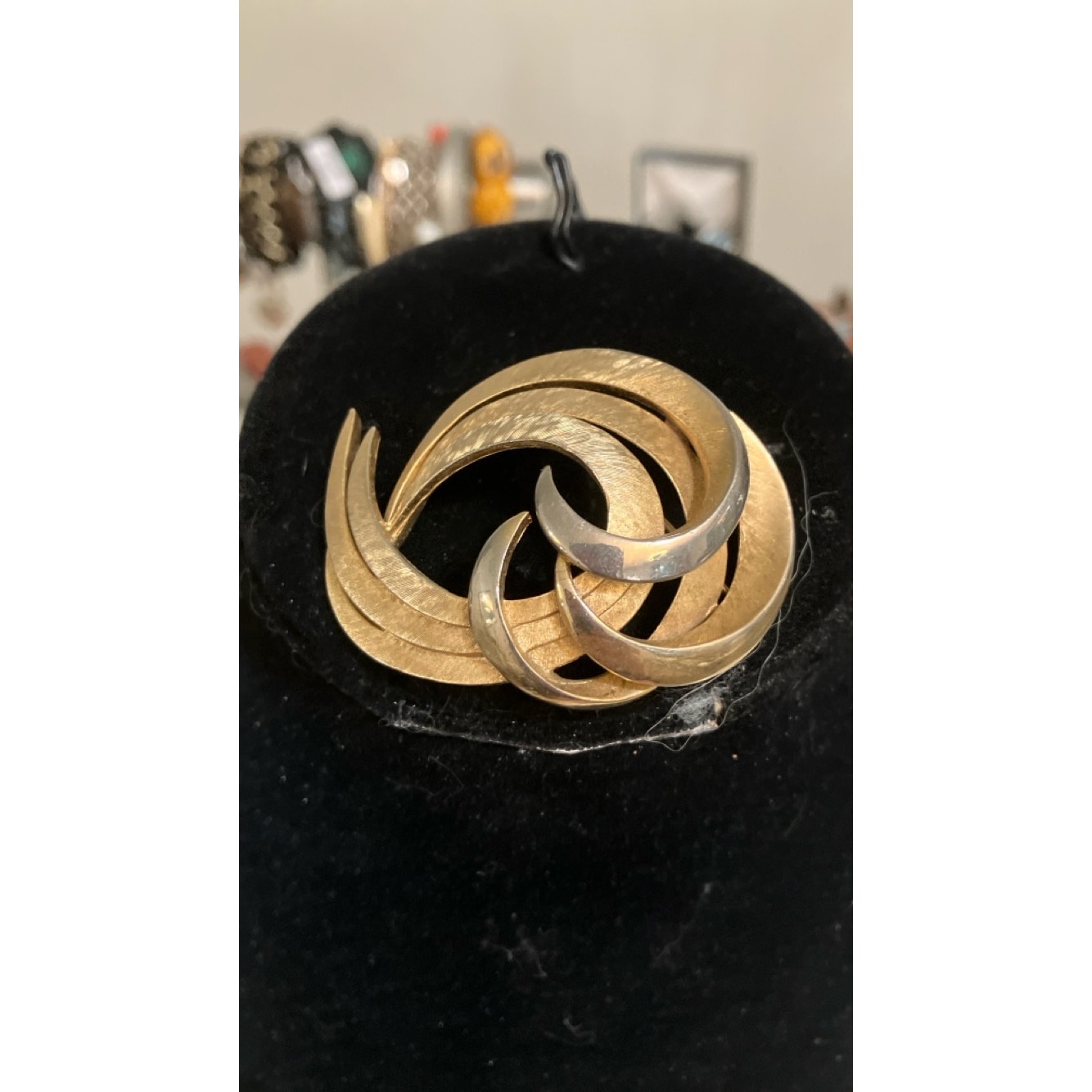 Vtg Crown Trifari Gold Tone Brushed Whirlwind Design Brooch 25$